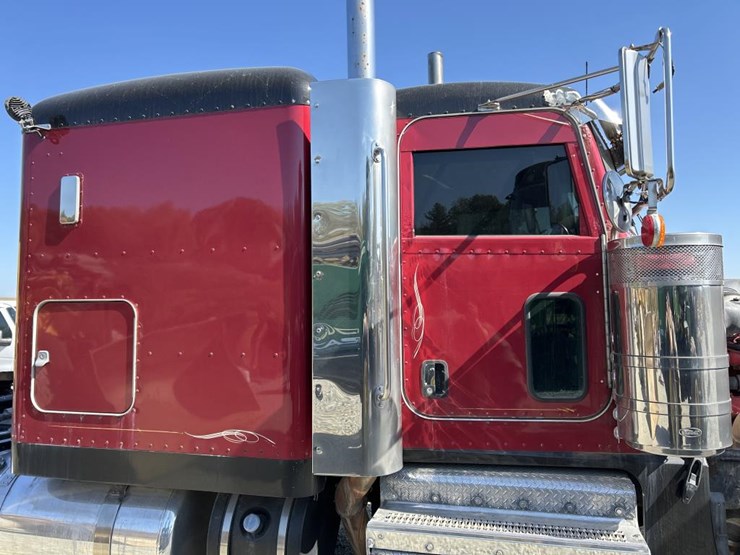2012-peterbilt-389-image-52