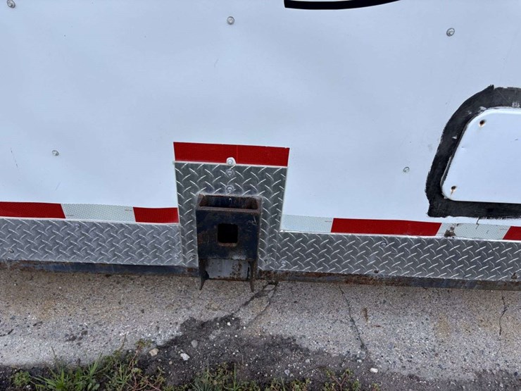 2010-18’,-(4’)-v,-single-axle,-hyd-frame,-(2)-30#-lp-tanks,-3-burner-stove,-oven,-(not-pictured),-(7-image-14