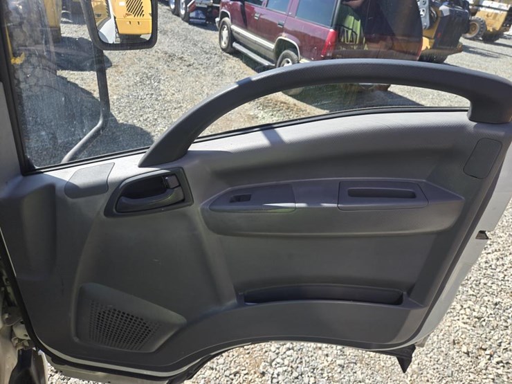 2015-isuzu-npr-hd-image-27
