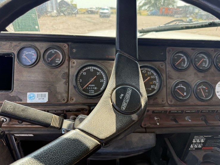 1993-freightliner-semi-tractor-with-sleeper,-shows-783,539-miles,-10-speed-transmission,-11r22.5-tir-image-16
