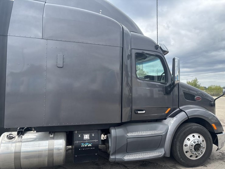 2017-peterbilt-579-image-11
