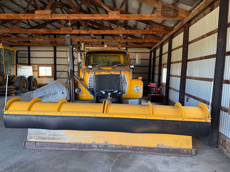 1983-ford-9000-image-4