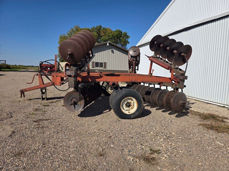 ih-470-tandem-disk,-manual-fold-wings,-9.5l-14-tires-on-6-bolt-rims,-hydraulic-lift,-rear-hitch,-dis-image-5