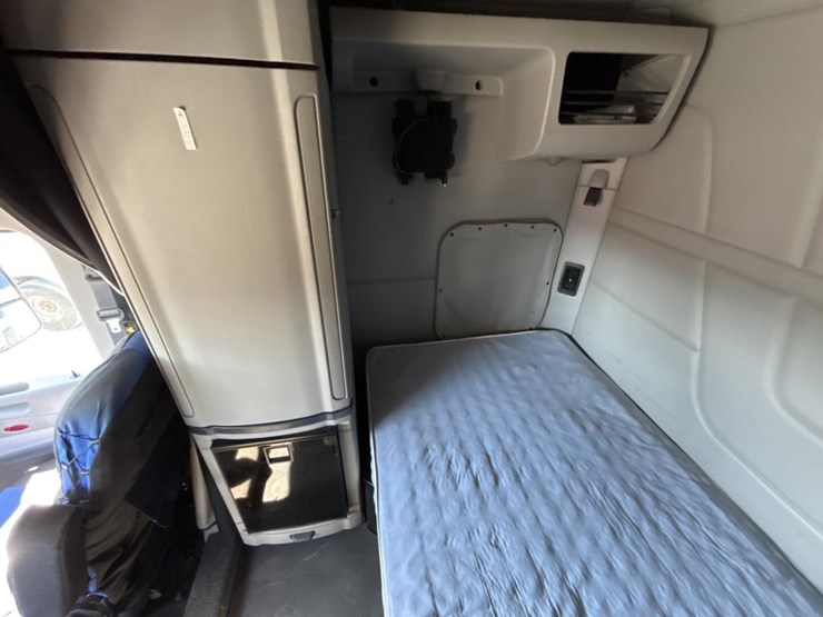 2019-peterbilt-579-image-69