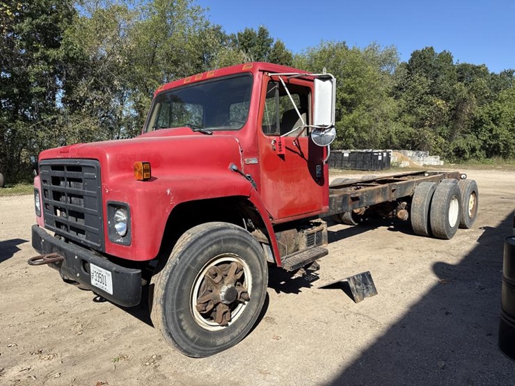 #1815-•-1985-international-1954-cab-and-chassis-image-1