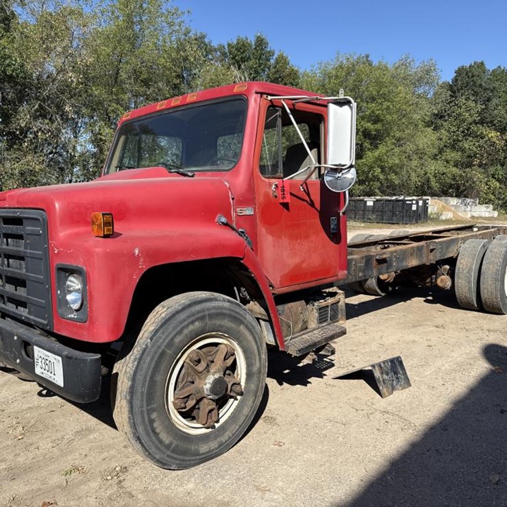 #1815 • 1985 International 1954 Cab And Chassis