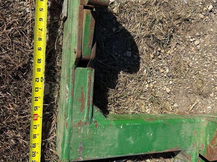 john-deere-quick-hitch.-this-item-is-located-in-south-dakota,-therefore-south-dakota-sales-tax-rules-image-3