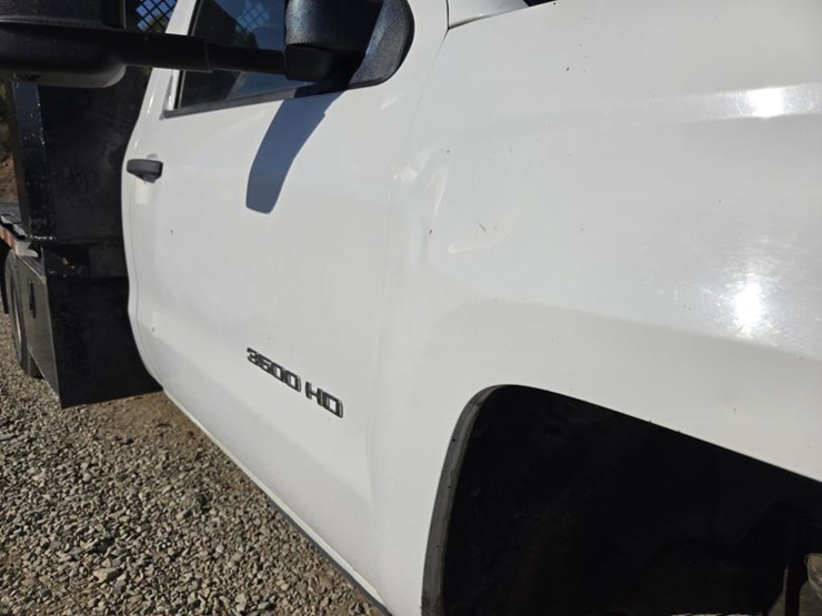 2015-chevrolet-3500-image-15