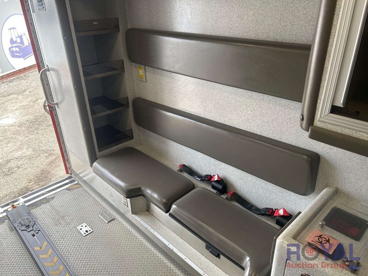 2016-freightliner-m2-106-braun-ambulance-image-34