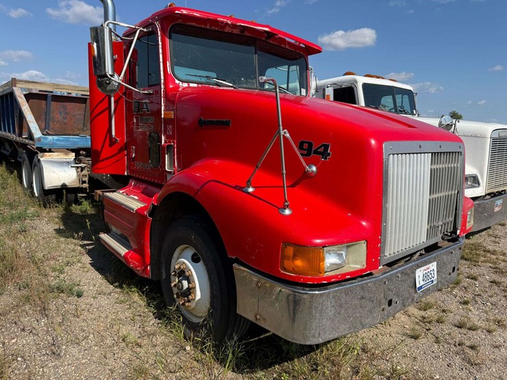 1994-ih-day-cab-semi-tractor,-n14-engine,-9-speed-transmission,-shows-431,118-miles-with-an-in-frame-image-5