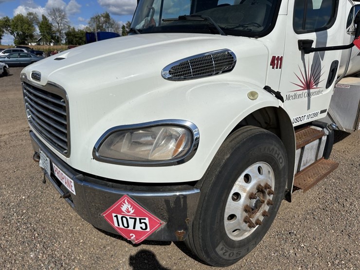 #1811-•-2012-freightliner-m2-tanker-truck-image-9