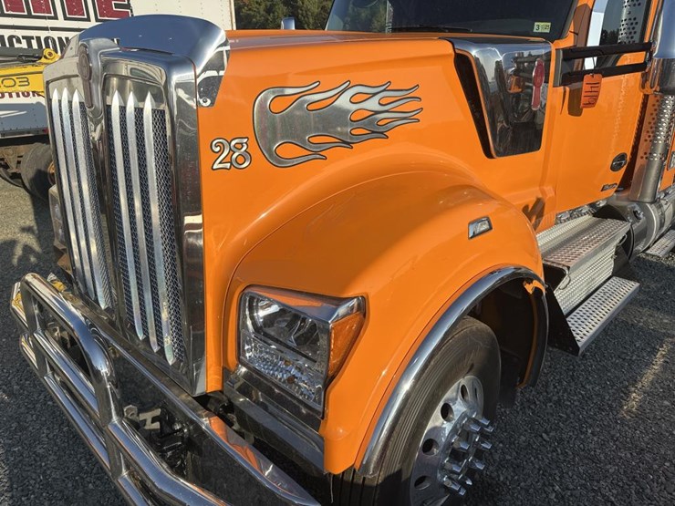 2023-kenworth-w990-image-9