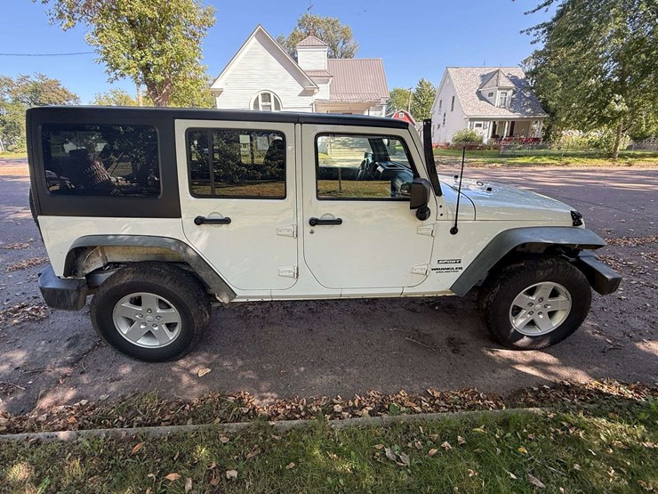 2011-jeep-wrangler-sport-image-6