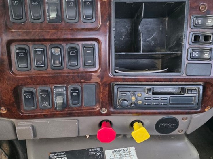 2002-mack-ch613-image-13