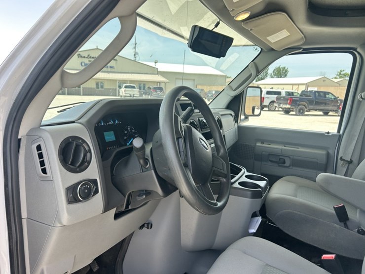 2022-ford-e350-image-29