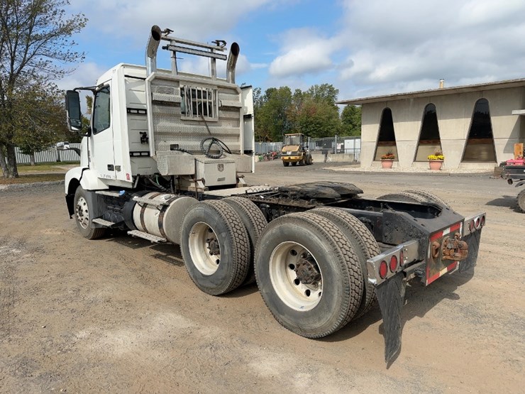 2012-volvo-vnl62t300-image-3