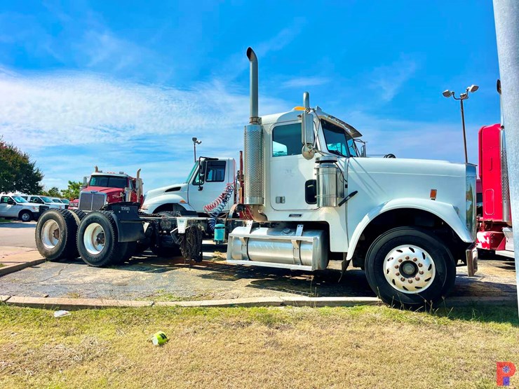 2001-freightliner-fld120-image-5