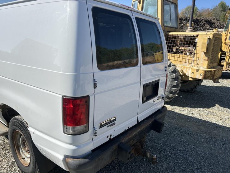 2014-ford-e250-image-18