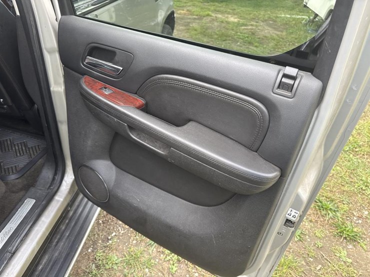 2008-cadillac-escalade-image-24