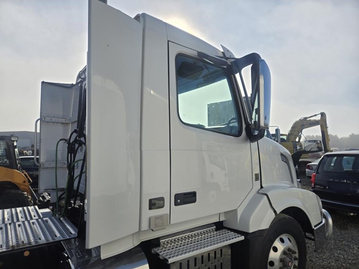 2016-volvo-10-image-11