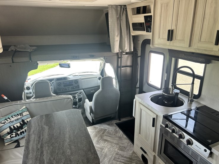 2022-ford-e350-image-45