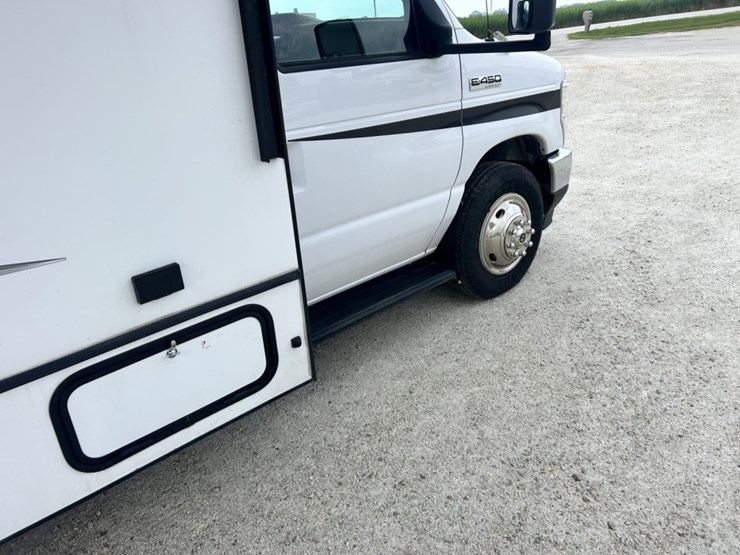 2021-ford-e450-image-26