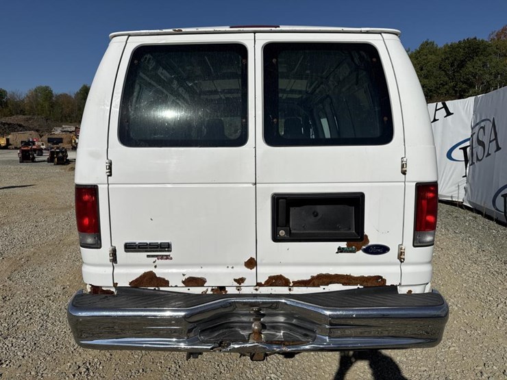 2013-ford-cargo-image-4
