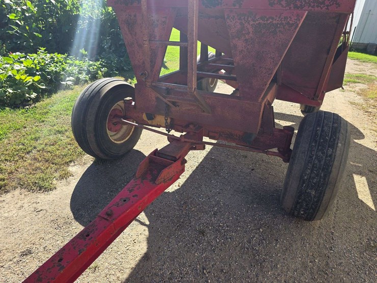 lundell-gravity-box-on-balzer-running-gear,-12.5l-16-tires-on-8-bolt-rims,-front-and-rear-ladder,-ex-image-3