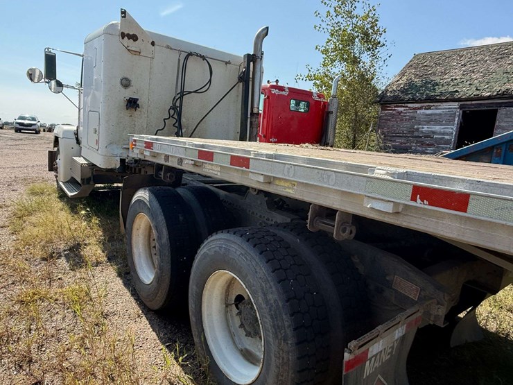 1993-freightliner-semi-tractor-with-sleeper,-shows-783,539-miles,-10-speed-transmission,-11r22.5-tir-image-6