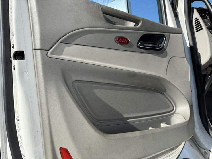2020-peterbilt-579-image-42