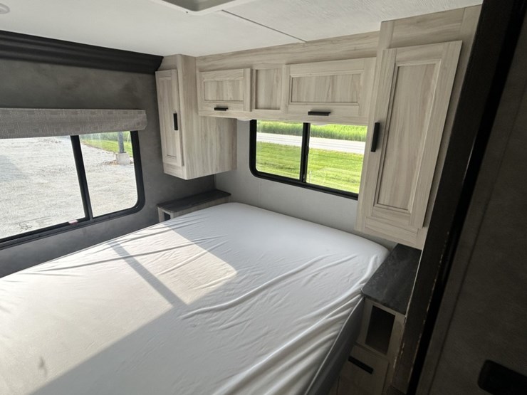 2021-ford-e450-image-67