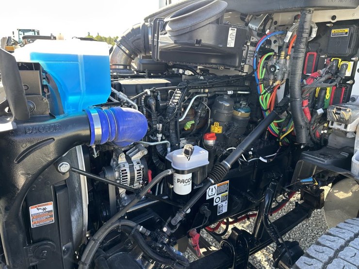 2025-kenworth-t880-image-55