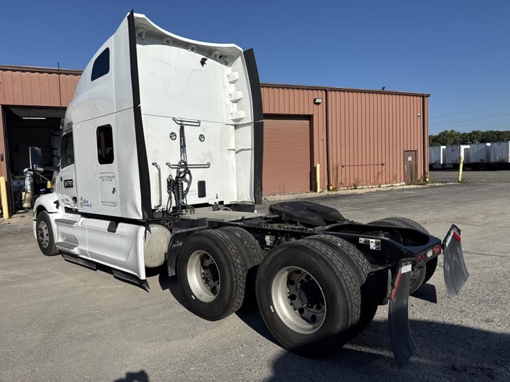 2022-peterbilt-579-image-3