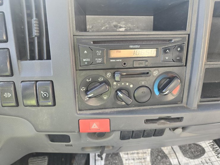 2015-isuzu-npr-hd-image-32