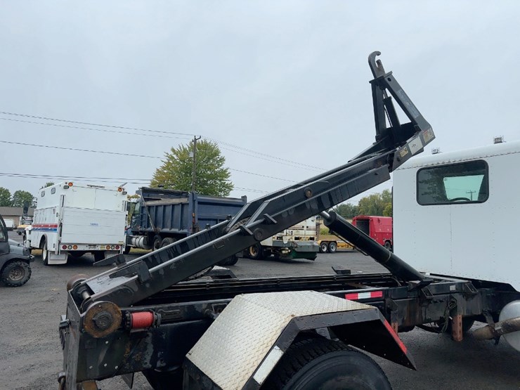 2004-peterbilt-330-image-18