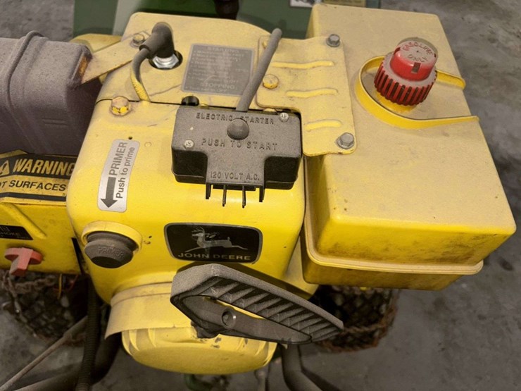 john-deere-826-walk-behind-snow-blower,-26”,-8-hp,-5-speed,-with-tire-chains,-electric-start-image-9