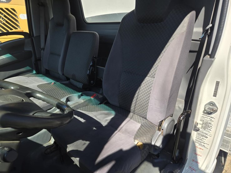 2015-isuzu-npr-hd-image-29