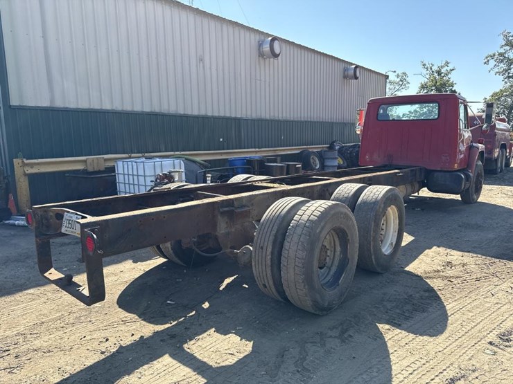 #1815-•-1985-international-1954-cab-and-chassis-image-4