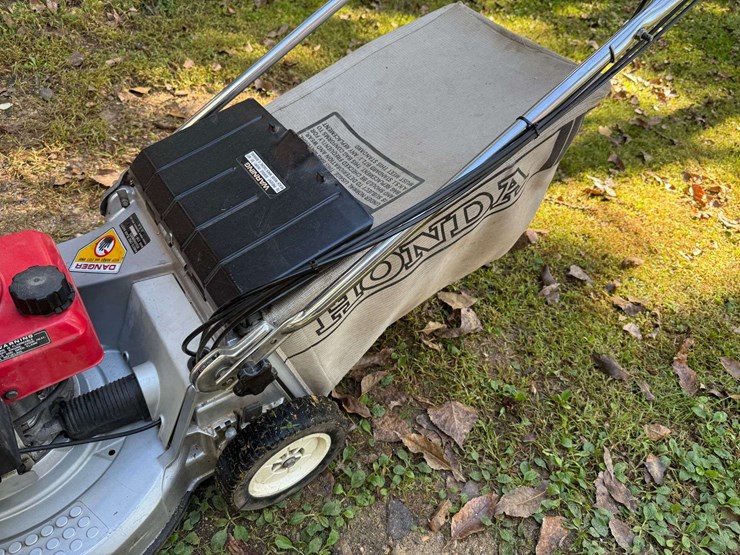 honda-hr214-self-propelled-walk-behind-lawnmower,-2-speed,-with-bagger-image-4