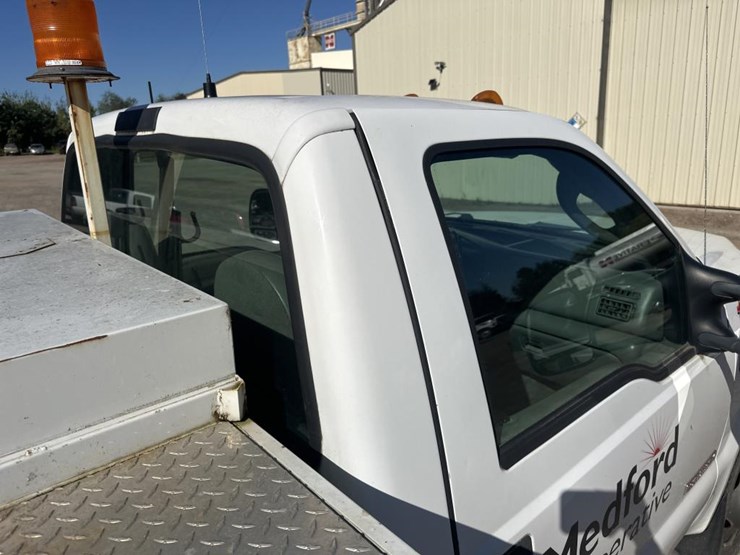 2004-ford-f550-xl-image-13