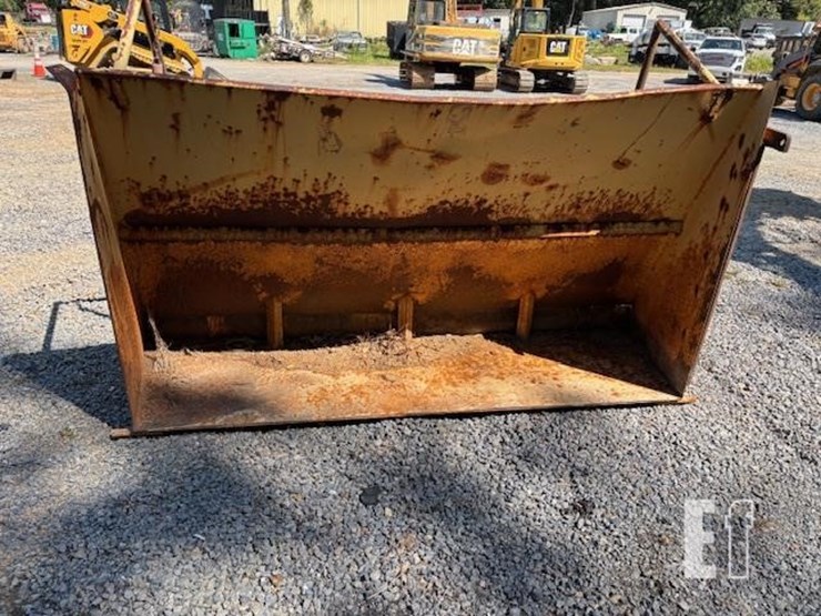 dump-truck-spreader-tailgate-image-1