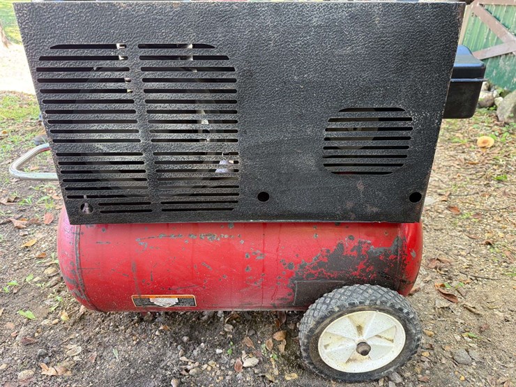 magna-force-air-compressor-with-gas-engine,-in-working-condition,-image-3