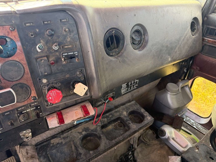 1994-ih-day-cab-semi-tractor,-n14-engine,-9-speed-transmission,-shows-431,118-miles-with-an-in-frame-image-16