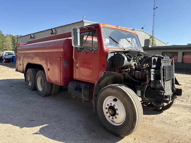#1816-•-1989-international-1955-tanker-truck-image-7