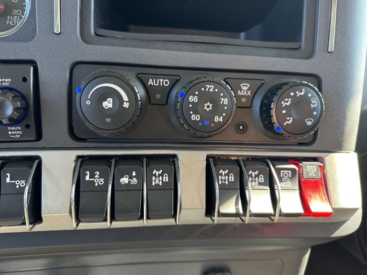 2025-kenworth-t880-image-38