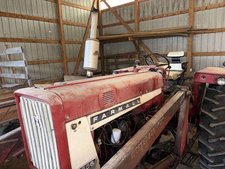 1965-farmall-656-tractor,-open-station,-gas,-nf,-fenders,-15.5-38-rears,-(3)-pair-of-rear-wheel-weig-image-3