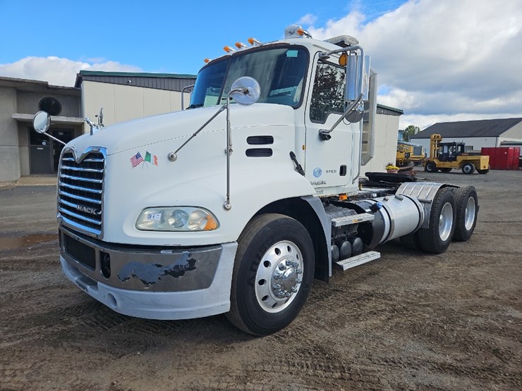 2012-mack-pinnacle-cxu613-image-1