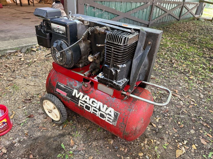 magna-force-air-compressor-with-gas-engine,-in-working-condition,-image-5