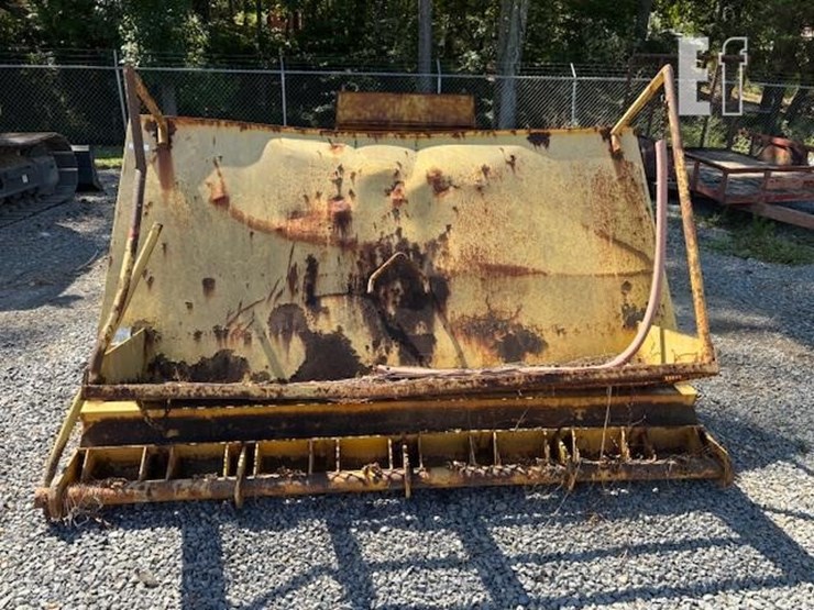 dump-truck-spreader-tailgate-image-3