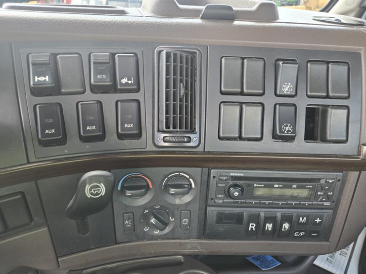 2015-volvo-10-image-47